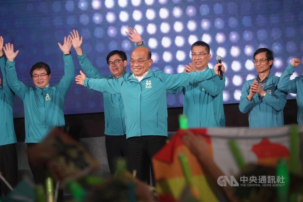 民進黨10日選前之夜在台北凱達格蘭大道舉辦大型造勢晚會,行政院長蘇貞昌(前中)、副院長陳其邁(左)及內政部長徐國勇(右2)輪番登台催票。中央社記者吳家昇攝 109年1月10日