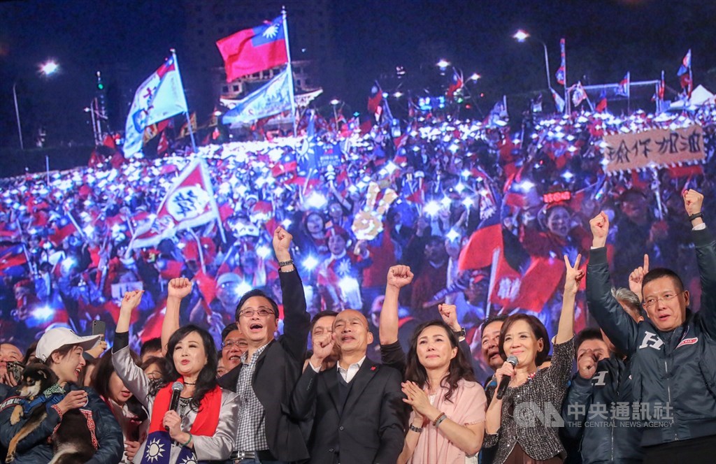 國民黨總統候選人韓國瑜(前右4)與妻子李佳芬(前右3),以及黨副總統候選人張善政(前左3)與妻子張琦雅(前左2)9日晚間出席在凱道舉辦的「台灣安全人民有錢 凱道勝利晚會」,向支持者懇託拜票。中央社記者裴禛攝 109年1月9日