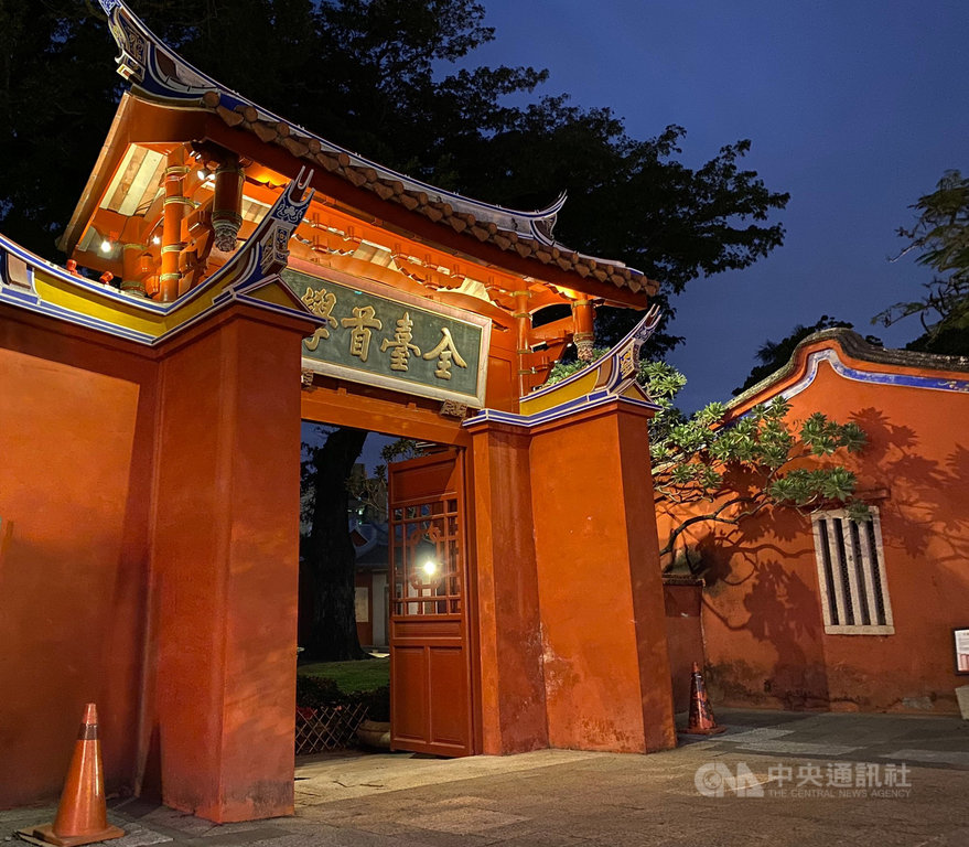 台南市文化資產管理處執行光環境改造計畫,以中西區南門路上的全台首學台南孔廟為中心,向四周古蹟景點延伸,在這些建築設置燈光設備,入夜前打光照明。(台南市文資處提供)中央社記者張榮祥台南傳真 109年1月10日