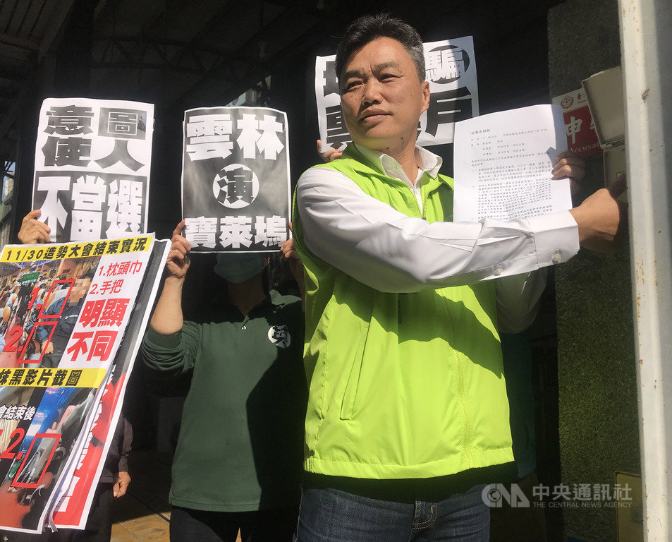 選前最後1天,民進黨籍雲林縣第1選區立委候選人蘇治芬10日委任競選總部發言人邱世文(右)赴地檢署向雲林縣長張麗善和對手張嘉郡提出誹謗告訴。 中央社記者姜宜菁攝 109年1月10日