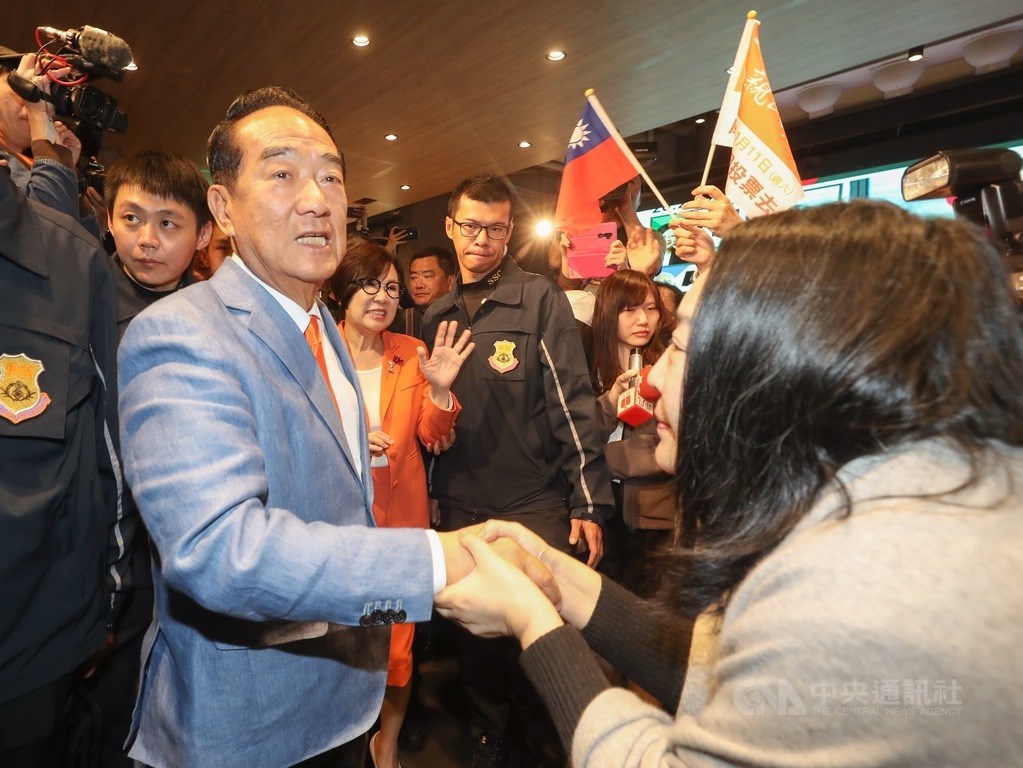 2020總統大選11日晚間結果出爐,親民黨總統候選人宋楚瑜(左2)、副總統候選人余湘(左3)未能勝出,晚間現身競選總部,向在場支持者握手致意。中央社記者裴禛攝 109年1月11日