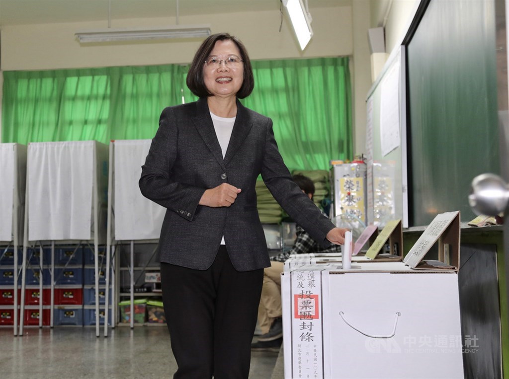 2020大選11日投開票,根據中選會網站統計資料,民進黨總統候選人蔡英文(圖)與副總統候選人賴清德共獲得817萬231票,得票率約57.13%,預計當選第15任總統與副總統。中央社記者張皓安攝 109年1月11日