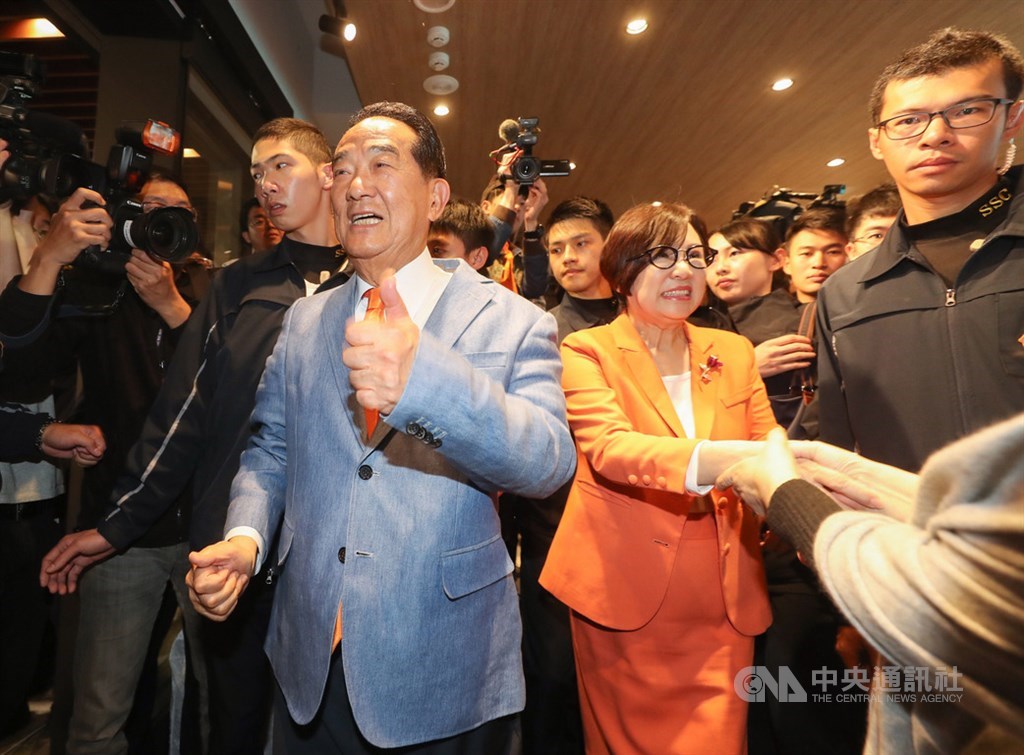 第15任總統副總統及第10屆立委選舉11日登場,晚間親民黨總統候選人宋楚瑜(前左)、副總統候選人余湘(前右2)赴競選總部出席記者會,向支持者道謝。中央社記者裴禛攝 109年1月11日