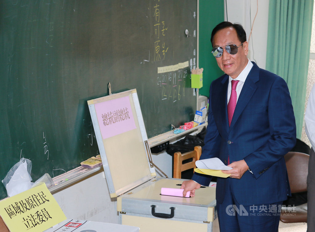 第15任總統副總統及第10屆立法委員選舉11日舉行,鴻海集團創辦人郭台銘(圖)上午前往台北市東門國小投票。中央社記者蕭博文攝 109年1月11日