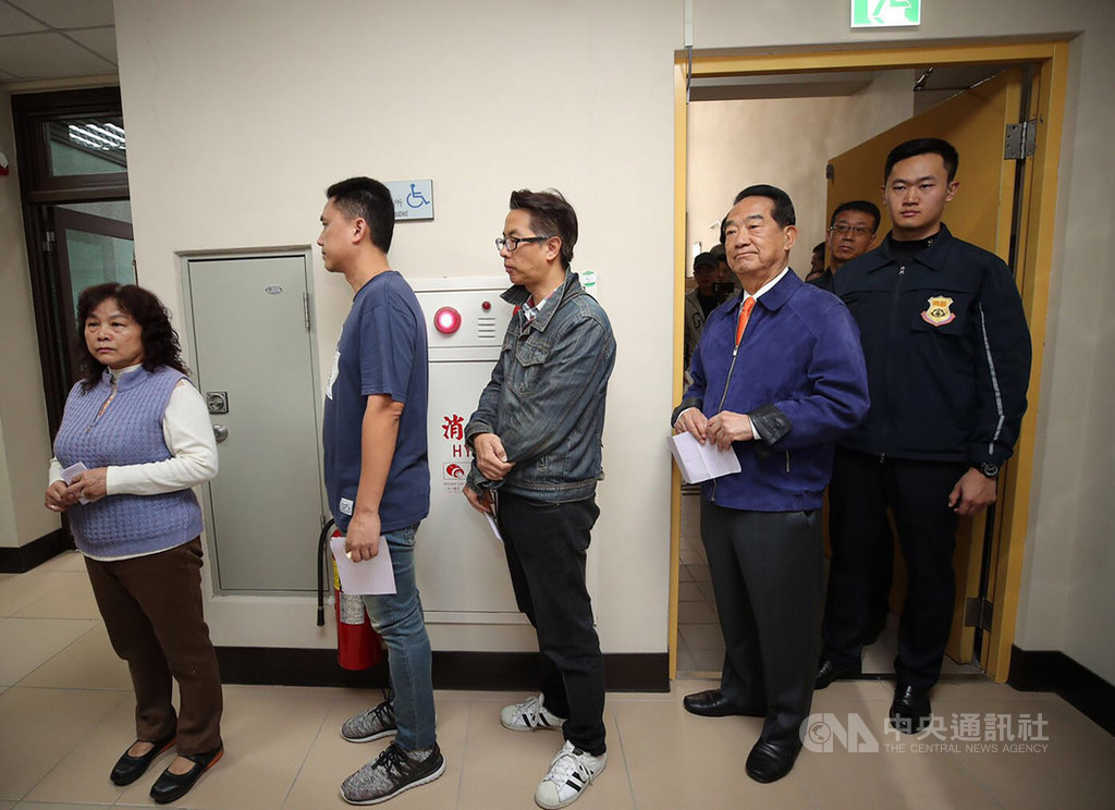 親民黨總統候選人宋楚瑜今天前往淡水投票,如一般民眾排隊入列,媒體詢問過去都在林口投票為何這次在淡水,他笑說是因為「萬水」。(親民黨提供)中央社記者郭建伸傳真 109年1月11日