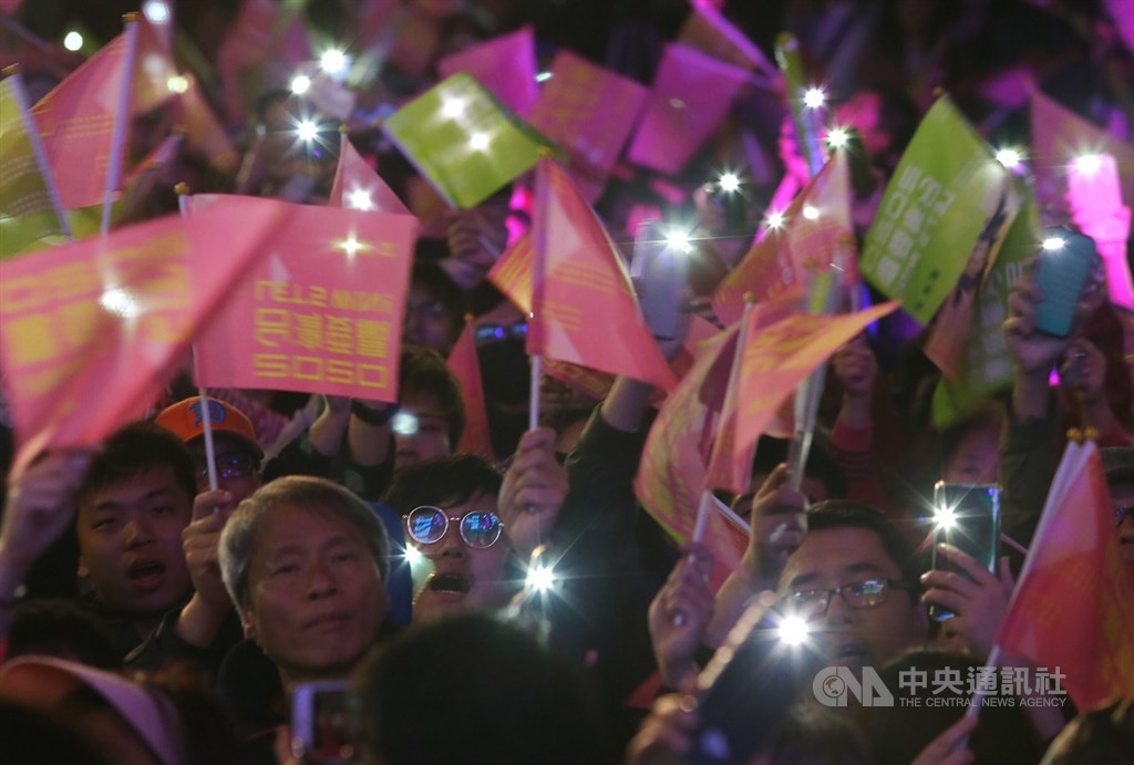 第15任總統、副總統及第10屆立委選舉11日晚間開票結果漸明朗,總統蔡英文台北競選總部外支持者情緒也愈晚愈嗨,現場民眾點亮手機燈光,與手中旗幟一同搖擺。中央社記者郭日曉攝 109年1月11日