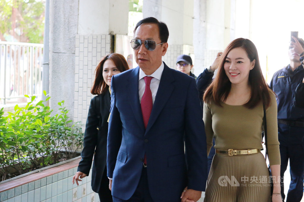 第15任總統副總統及第10屆立法委員選舉11日舉行,鴻海集團創辦人郭台銘(前左)與妻子曾馨瑩(前右)上午前往台北市東門國小投票。中央社記者蕭博文攝 109年1月11日