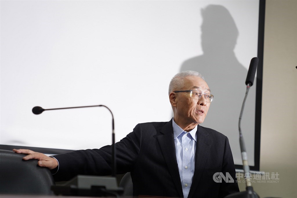 2020總統立委選舉國民黨大敗,短短一年多,黨主席吳敦義帶領全黨從高峰摔落低谷,也摔掉了藍營支持者的期待。圖為吳敦義11日晚間在黨中央召開記者會,表示將率副主席、一級主管以上向中常會請求允許總辭。中央社記者徐肇昌攝 109年1月11日
