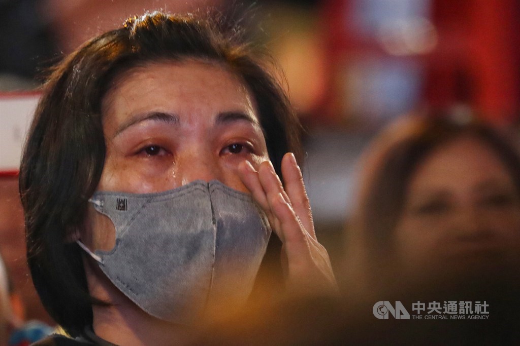 第15任總統、副總統及第10屆立法委員選舉11日舉行,晚間開票結果陸續揭曉,國民黨高雄市黨部開票現場,有支持者看到票數大幅落後,忍不住落淚。中央社記者王騰毅攝 109年1月11日