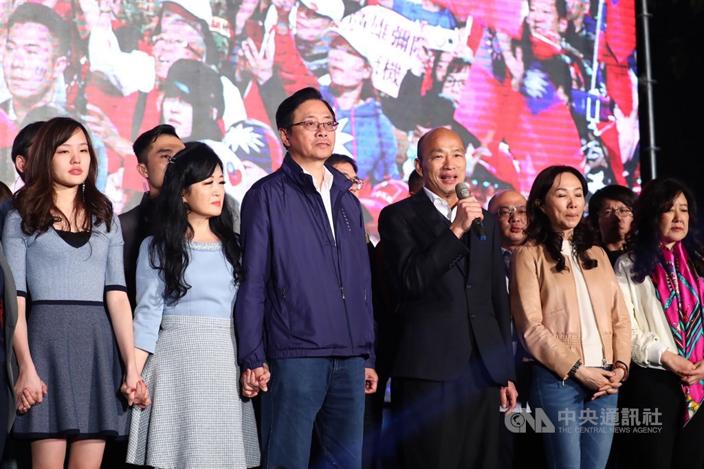 2020總統大選開票結果晚間逐漸明朗,國民黨總統候選人韓國瑜(前右2)與妻子李佳芬(前右)、女兒韓冰(前左)及黨籍副總統候選人張善政(前左3)11日晚間一起登台發表敗選感言,現場支持者情緒激動。中央社記者王騰毅攝 109年1月11日