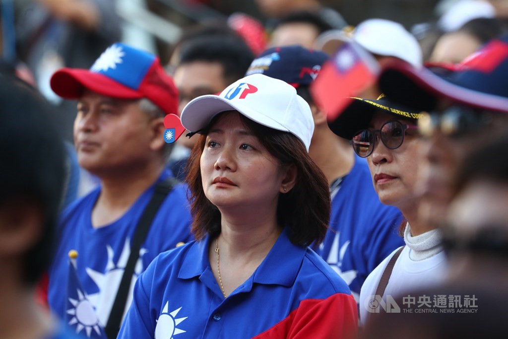 第15任總統副總統及第10屆立法委員選舉11日下午4時起開始計票,國民黨高雄市黨部開票現場,大批支持者穿著國旗裝到場,密切關注開票狀況。中央社記者王騰毅攝 109年1月11日