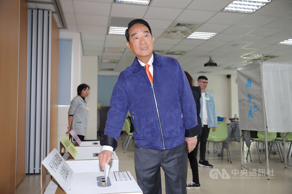 親民黨總統候選人宋楚瑜今天上午前往淡水竿蓁市民活動中心投票,稱讚台灣選舉期間平靜,展現出來台灣的民主風範。(親民黨提供)中央社記者郭建伸傳真 109年1月11日