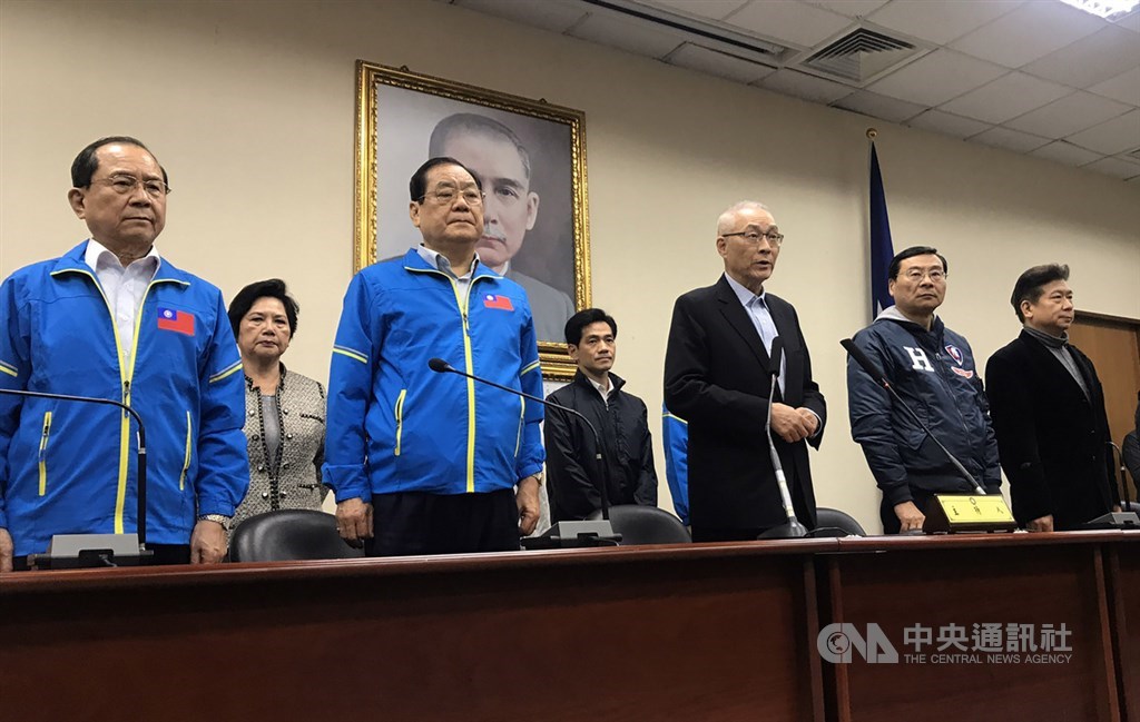 國民黨在2020總統大選與立委選舉中大敗,黨主席吳敦義(前中)晚間舉行記者會表示,黨中央一級主管以上包括主席、副主席重要幹部,會在下週中常會時請求准予總辭。中央社記者徐肇昌攝 109年1月11日
