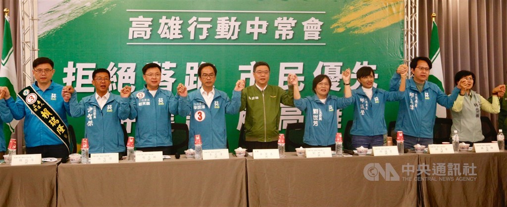 民進黨主席卓榮泰(中)18日率領高雄市立委參選人賴瑞隆(左起)、許智傑、趙天麟、李昆澤、林岱樺(右起)、邱志偉、邱議瑩、劉世芳出席行動中常會,宣示選戰「台灣要贏、高雄要贏」的決心。中央社記者董俊志攝 108年12月18日