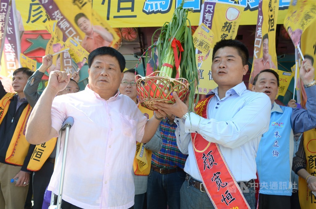 尋求連任的國民黨立委顏寬恒(前右)所屬的顏家,從父親顏清標(前左)參政後在海線累積雄厚實力,但2020大選敗給基進黨的立委候選人陳柏惟,這也是顏家在政壇上首次吞下敗仗。(中央社檔案照片)