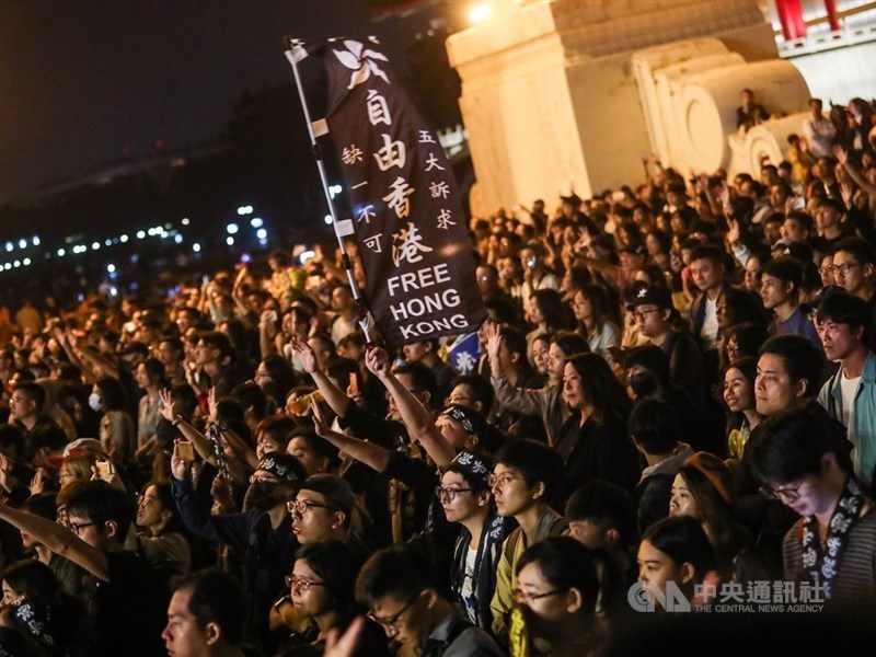 民進黨2020大選總統、立委雙贏,台灣智庫執行委員賴怡忠說香港反送中,讓年輕人大量站出來是主因。圖為11月17日「撐香港要自由」演唱會,現場擠滿響應民眾,有人更舉著旗幟傳達支持香港反送中訴求的立場。(中央社檔案照片)