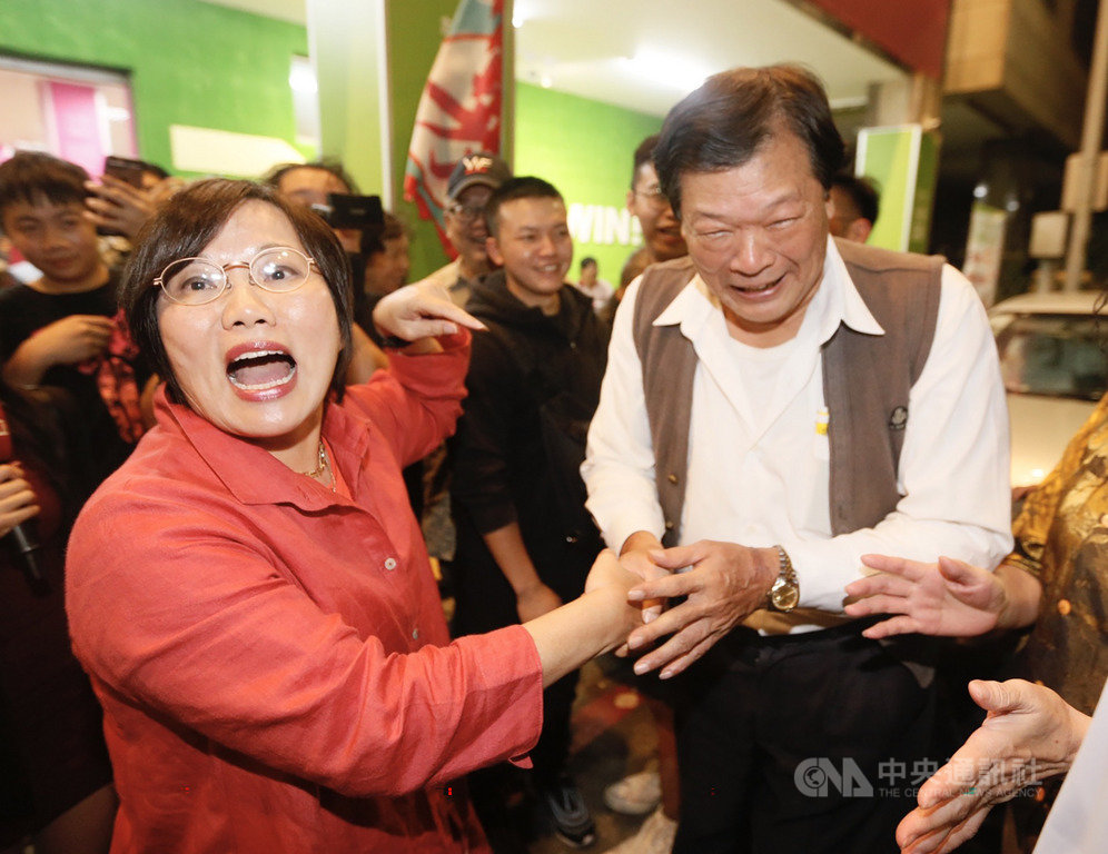 第10屆立法委員選舉,民進黨在高雄市8席全贏,黨籍第3選區立委候選人劉世芳(前左)自行宣布當選後,向在場支持者握手致意,感謝力挺。中央社記者董俊志攝 109年1月11日