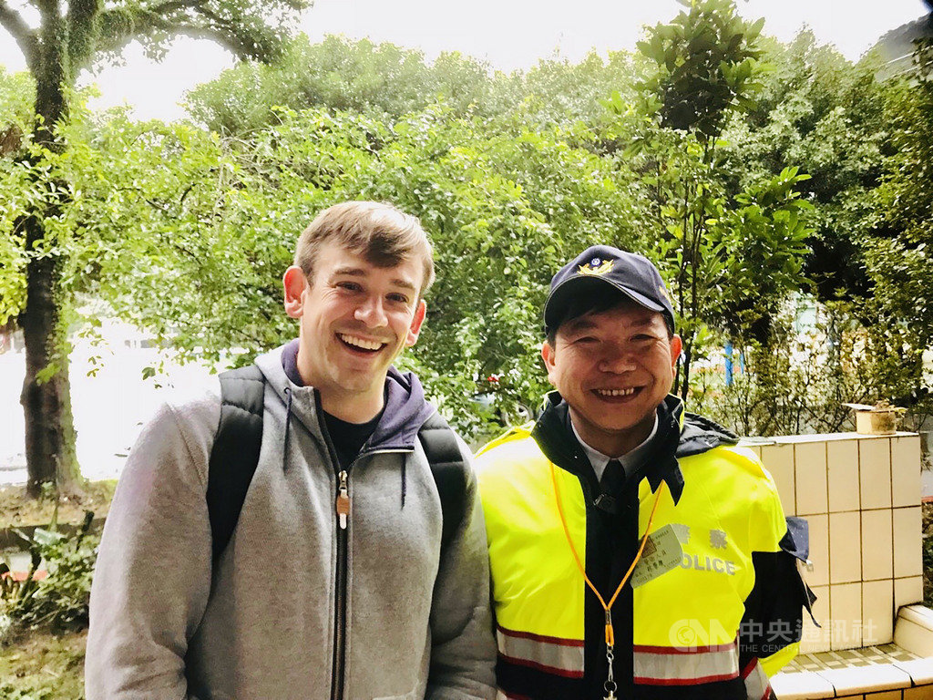 研究台灣的美國學者祁凱立(Kharis Templeman)這次大選期間在台觀選,以唱票、開票的過程讓他感動,形容是「台灣人民用生命在守護民主」。圖為祁凱立在新北市一處投開票所與警察合照。(祁凱立提供)中央社記者周世惠舊金山傳真 109年1月12日