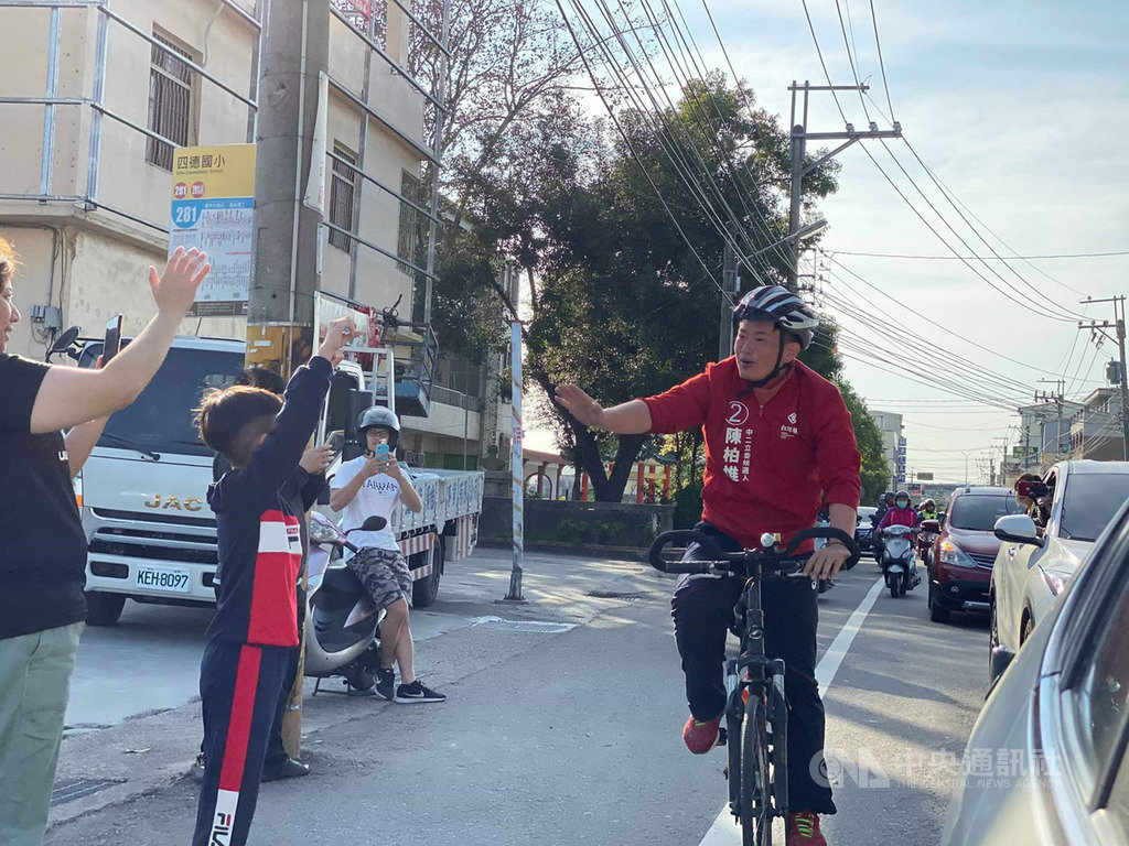 2020正副總統及立委選舉落幕,台灣基進黨台中市第2選區立委當選人陳柏惟(右)12日騎單車謝票,沿途不時有民眾向他熱情揮手回應。(陳柏惟服務處提供)中央社記者郝雪卿傳真 109年1月12日
