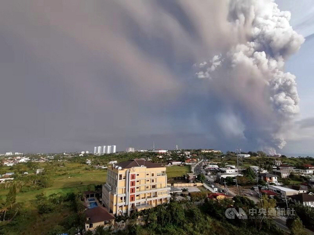 位於菲律賓呂宋島中南部八打雁省的塔爾火山12日下午蒸汽噴發1公里高的羽流,當局已升高警戒層級到第3級,呼籲周邊民眾展開預防性撤離。(旅菲台商Aileen Lin提供)中央社記者陳妍君傳真 109年1月12日