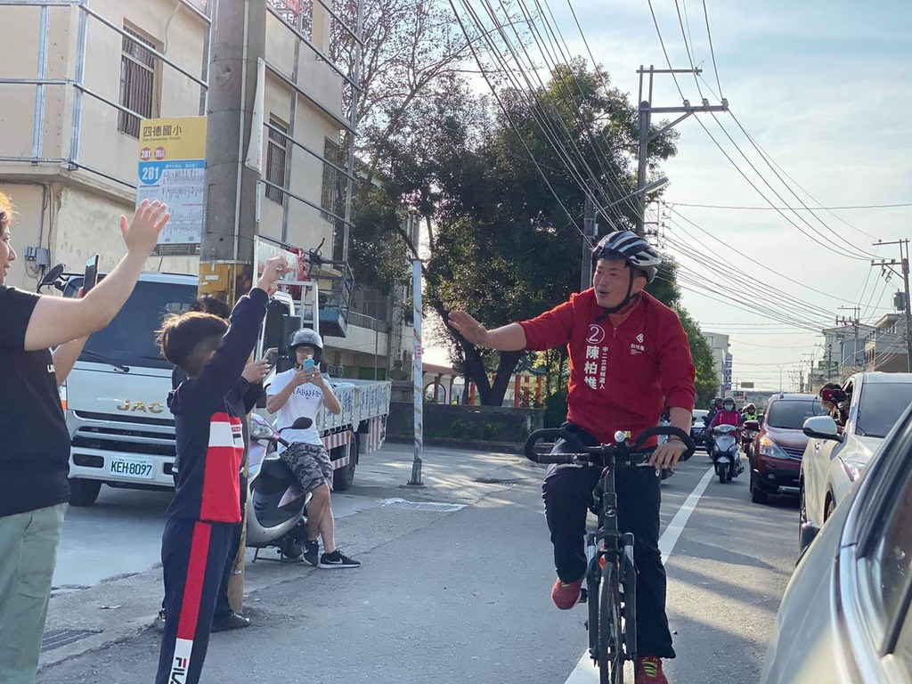 2020正副總統及立委選舉落幕,台灣基進黨台中市第2選區立委當選人陳柏惟(右)12日騎單車謝票,沿途不時有民眾向他熱情揮手回應。(陳柏惟服務處提供)中央社記者郝雪卿傳真 109年1月12日