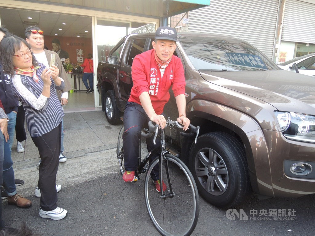 台灣基進黨台中市第2選區立委當選人陳柏惟(右)12日從烏日區服務處出發,騎單車展開謝票,他說,選舉時腳步很快,現在想要放慢腳步,好好看選區的風景,感受跟鄉親在一起的氣氛。中央社記者郝雪卿攝 109年1月12日