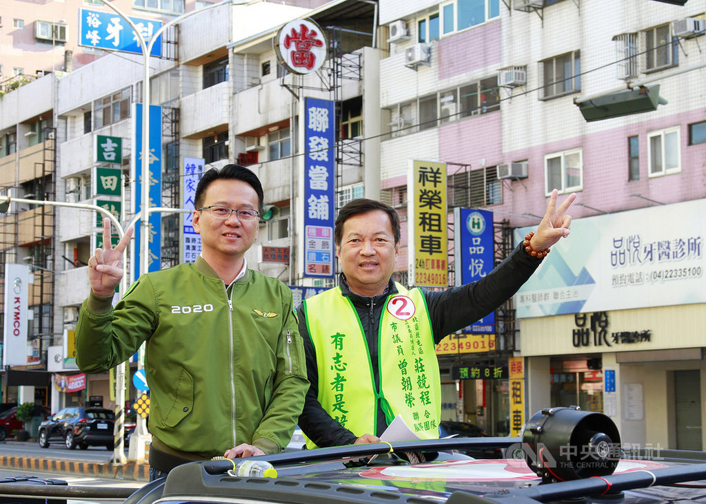 民進黨台中市第5選區立委候選人莊競程(左)勝選後,12日由舅舅台中市議員曾朝榮(右)陪同,一起車隊掃街謝票。中央社記者郝雪卿攝 109年1月12日