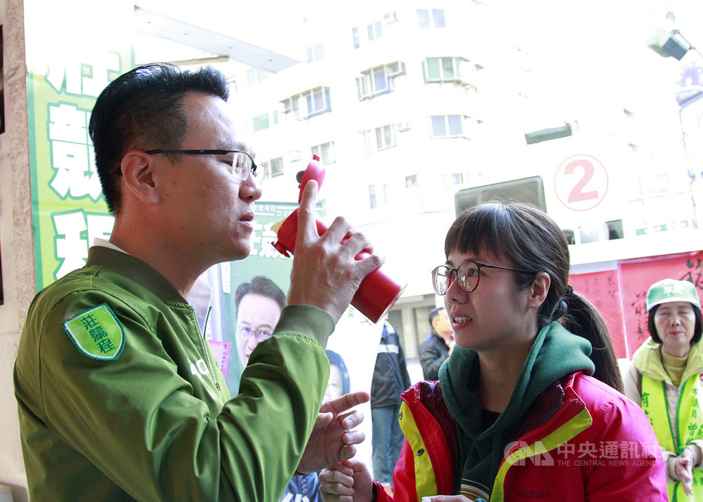 民進黨台中市第5選區(北、北屯區)立委當選人莊競程(左)以新人投入選舉,選戰開打以來,太太方心慧(右)一路相伴,莊競程說,老婆的付出,他都感動在心裡。中央社記者郝雪卿攝 109年1月12日