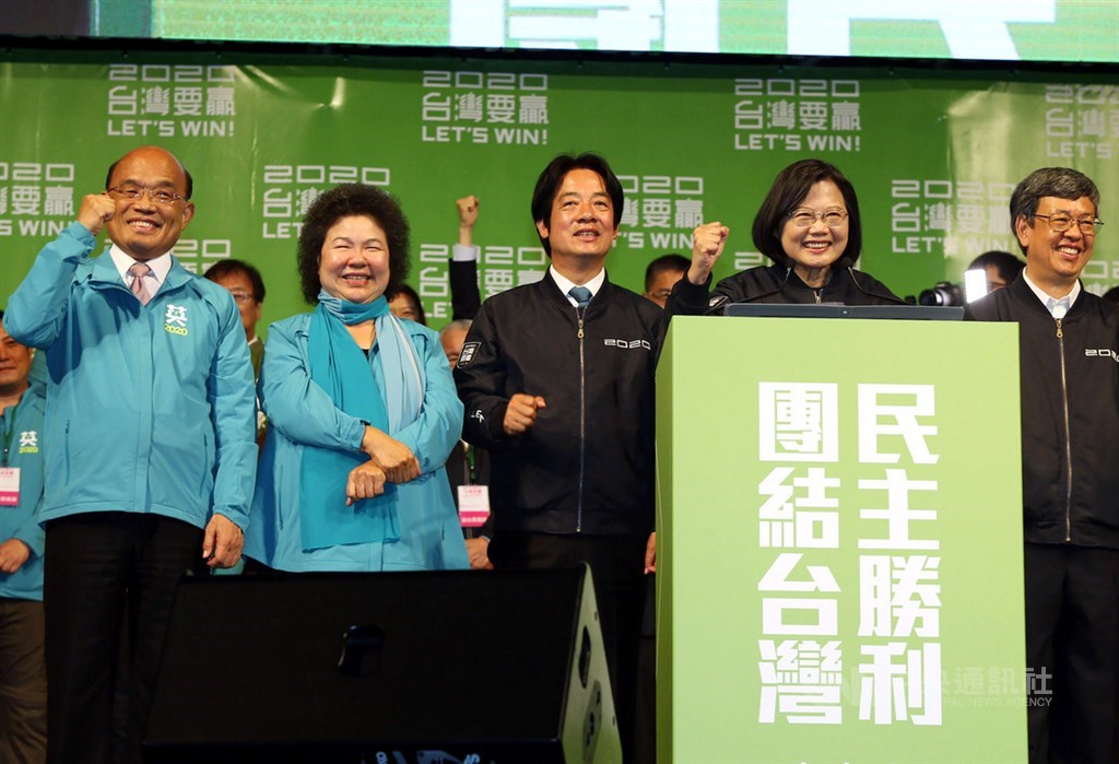 總統蔡英文(右2)11日高票連任成功,針對立委選舉結果出爐、2月1日新國會形成,內閣是否有調整必要性等議題,蔡總統晚間特別感謝行政院長蘇貞昌(左)這一年多來的努力,「蘇院長的表現讓大家對政府有感,同時也讓人民感動」。左2起為總統府秘書長陳菊、民進黨副總統候選人賴清德,右為現任副總統陳建仁。中央社記者郭日曉攝 109年1月11日