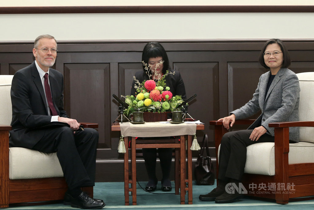 總統蔡英文(右)12日在總統府接見美國在台協會台北辦事處處長酈英傑(William Brent Christensen)(左),酈英傑致詞祝賀蔡總統大選獲勝,並讚揚台灣選民參與神聖民主過程,為自己的選擇發聲。中央社記者鄭傑文攝 109年1月12日
