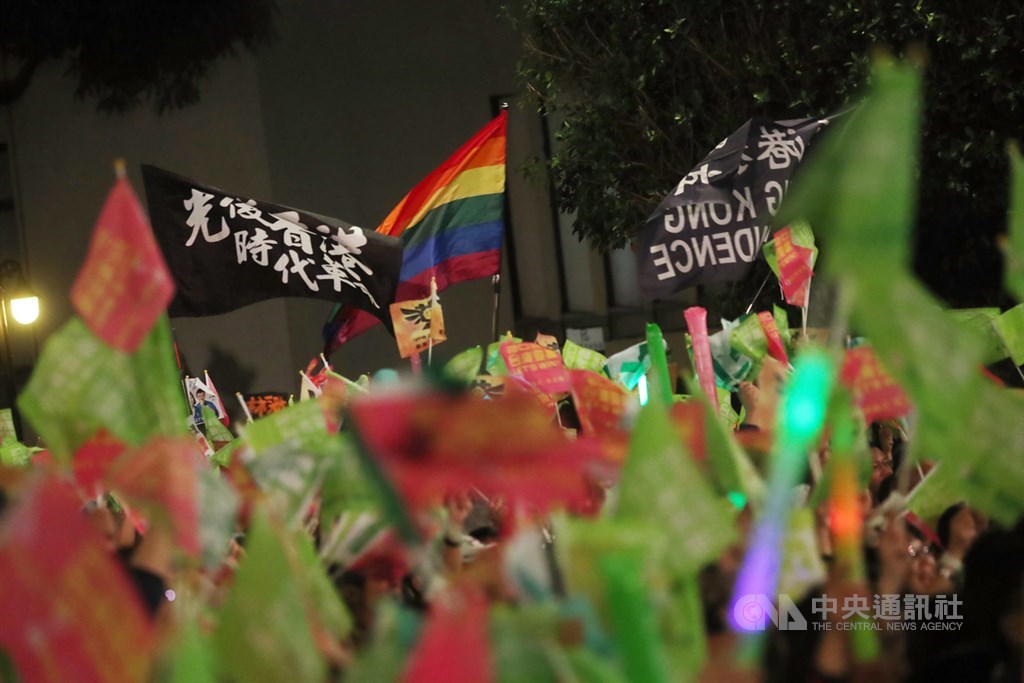 華盛頓郵報指出,中國因應香港反送中示威的手法,使台灣民眾感到不安,也讓蔡英文的主要對手中國國民黨在這次選舉受挫。圖為10日民進黨選前之夜現場不少人帶著挺港旗幟參與響應。中央社記者吳家昇攝 109年1月10日