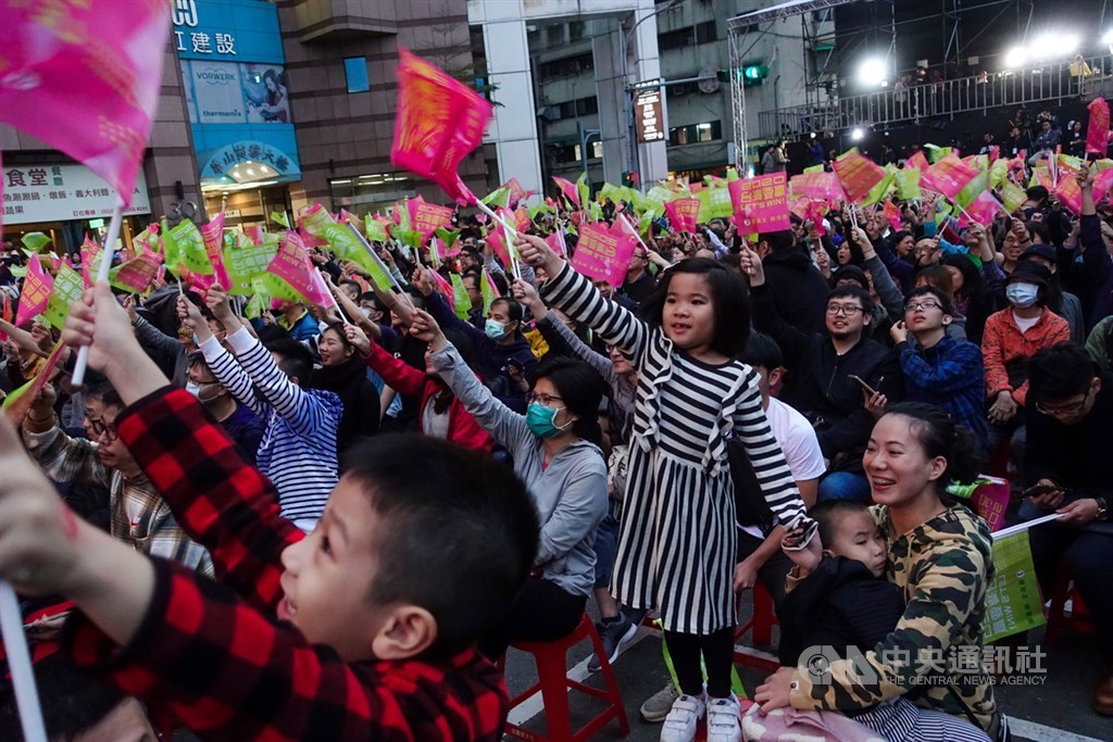 2020年總統大選讓世代間的衝突激化到前所未見程度,學者分析,「分配不均」是造成世代衝突的重要關鍵。圖為11日總統蔡英文台北競總前聚集大批支持者。中央社記者吳家昇攝 109年1月11日