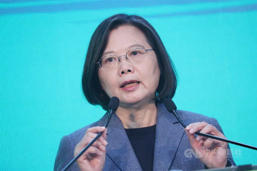 蔡總統12日表示,青年世代願意站出來為台灣民主投下一票,表示年輕世代已逐漸崛起,政治人物的承諾也必須兌現,這才能讓青年世代信服。(中央社檔案照片)