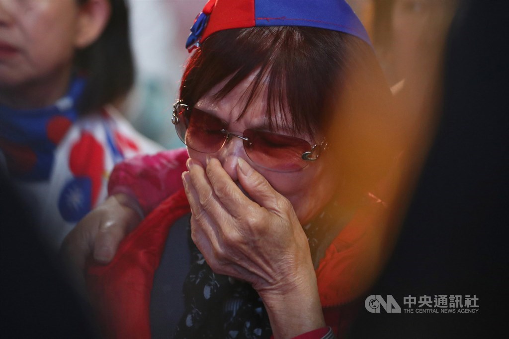 第15任總統、副總統及第10屆立委選舉11日舉行,晚間開票結果揭曉,許多支持者聚集國民黨高雄市黨部現場關心開票情形,有民眾看著票數落後,難過落淚。中央社記者王騰毅攝 109年1月11日