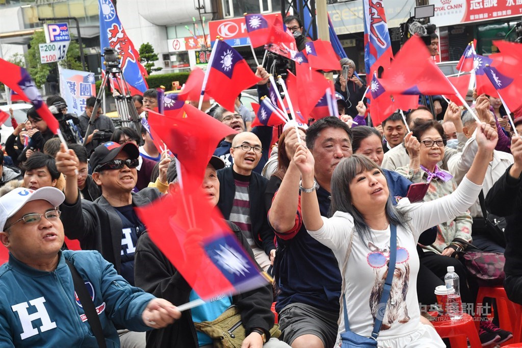 第15任總統、副總統及第10屆立委選舉11日下午4時投票結束,各投開票所開始計票,國民黨中央黨部外的支持群眾熱情揮旗,關注開票情況。中央社記者林俊耀攝 109年1月11日