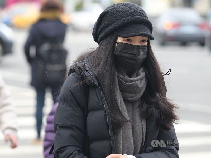 中央氣象局27日晚間發布氣象預報,指出28日起寒流將逐漸南下,各地天氣轉冷。(中央社檔案照片)