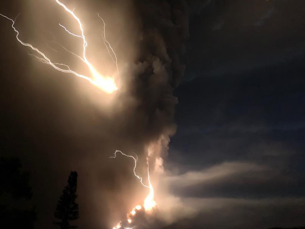 菲律賓塔爾火山13日噴發高達1萬5000公尺的火山灰雲。(美聯社)