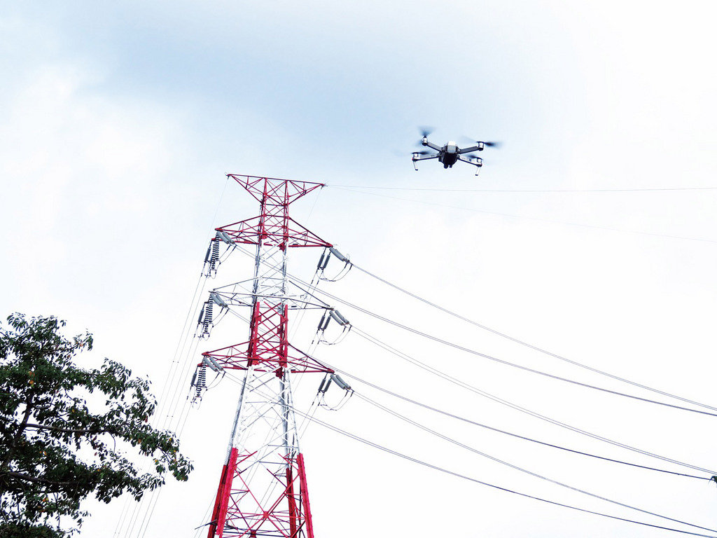 台電2019年首度導入「無人機」,運用科技巡檢電塔,並搭配自動化監測設備,台電人員可以即時掌握電塔狀態。(台電提供)中央社記者蔡芃敏傳真 109年1月13日