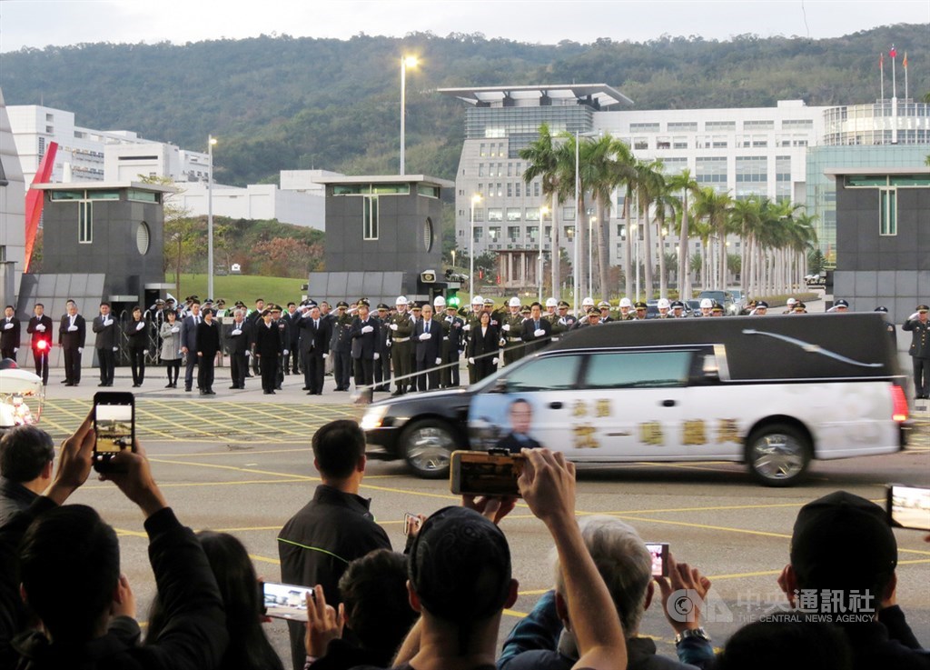 黑鷹直升機失事造成參謀總長沈一鳴等8人殉職,13日下午在台北舉行移柩儀式,國軍弟兄、民眾在國防部外列隊哀悼,目送殉職將士車隊離去。中央社實習記者莊惠閔攝 109年1月13日