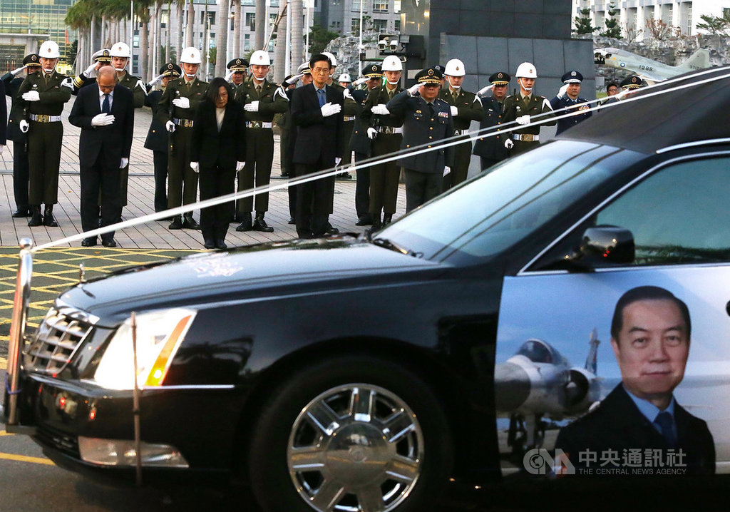 黑鷹直升機失事造成參謀總長沈一鳴上將等8人殉職,13日下午繞行台北市區舉行移柩儀式,總統蔡英文(前左2)在國防部前,向移柩車隊鞠躬致敬。中央社記者郭日曉攝 109年1月13日