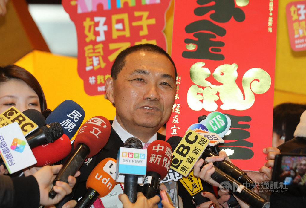 國民黨在2020大選慘敗,黨主席吳敦義表示將向中常會請求允許總辭,面對黨內撻伐聲不斷,新北市長侯友宜(中)13日受訪時說,希望大家先靜下心來,好好檢討問題在哪裡,然後不斷精進地往前走,一起步伐一致的往前走。中央社記者王鴻國攝 109年1月13日
