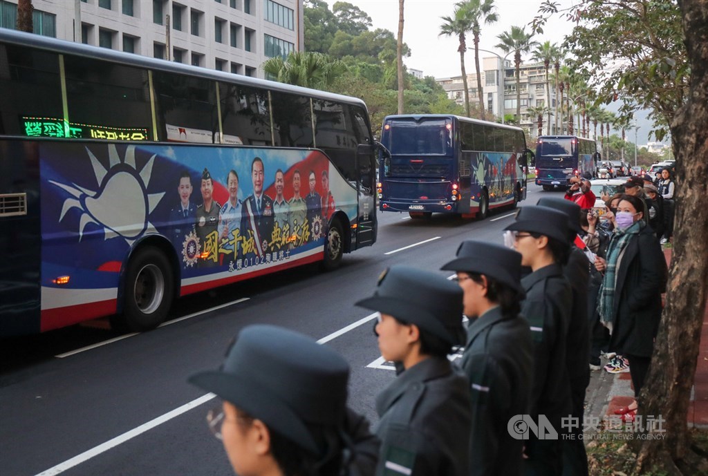 國防部為表彰追思參謀總長沈一鳴等8名黑鷹事故殉職將士,13日下午以高規格移柩,路線從三軍總醫院懷德廳啟程,車隊經過時,路旁國軍官兵列隊敬禮。中央社記者裴禛攝 109年1月13日