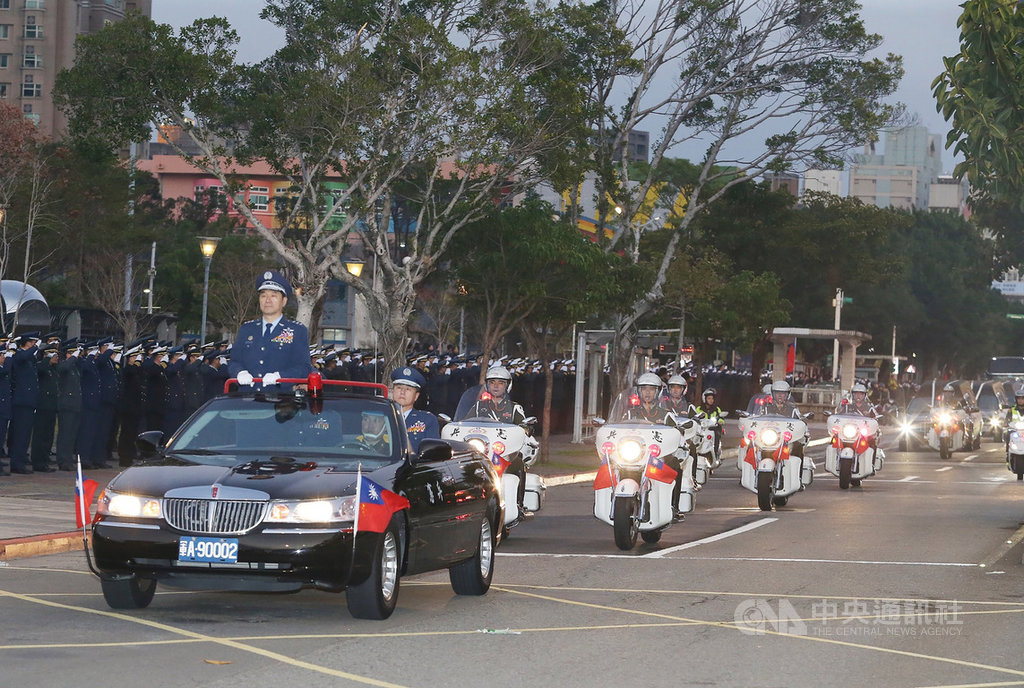 國軍黑鷹直升機失事,造成參謀總長沈一鳴上將等8人殉職,國防部13日下午5時安排移柩車隊自三軍總醫院出發,沿途行經19處地點,並規劃37個致敬點供各界致意。中央社記者郭日曉攝 109年1月13日