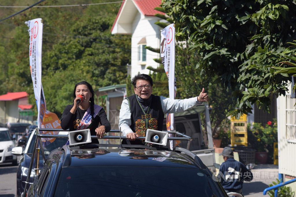 民進黨首名山地原住民立委伍麗華(前左)目前仍是屏東縣府原民處長,縣長潘孟安(前右)選前全力輔選,投票前更陪著伍麗華站在吉普車上跑遍8個原住民鄉。(屏東縣政府提供)中央社記者郭芷瑄傳真 109年1月13日