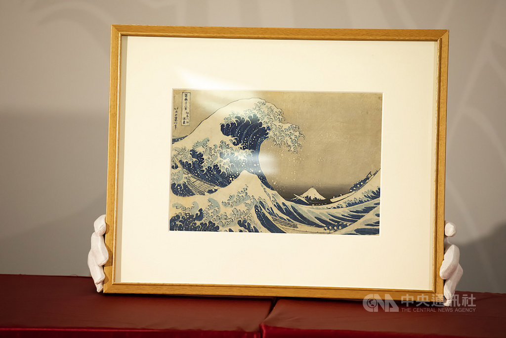 「江戶風華–五大浮世繪師展」18日起將在中正紀念堂登場,13日搶先開箱首件畫作,為知名繪師葛飾北齋作品「富嶽三十六景–神奈川沖浪裏」。(時藝多媒體提供)中央社記者鄭景雯傳真 109年1月13日