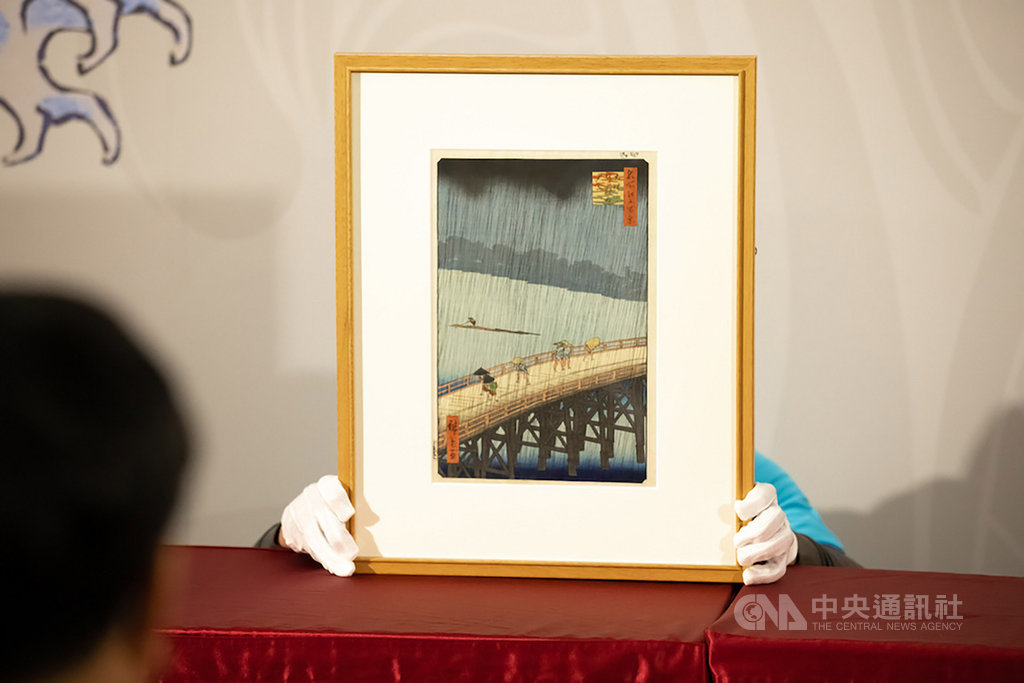 即將在台北中正紀念堂登場的「江戶風華—5大浮世繪師展」,13日搶先開箱知名繪師歌川廣重經典作品「大橋驟雨」,畫中描繪午後突降大雨,橋上人們奔走躲避;畫面上方用濃墨渲染繪出黑雲,雨水則以不同方向的線條表示雨勢強勁。(時藝多媒體提供)中央社記者鄭景雯傳真 109年1月13日