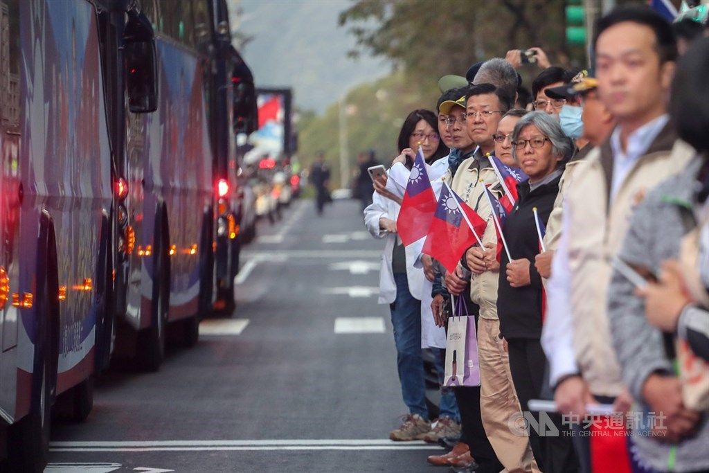 日前國軍黑鷹直升機失事造成參謀總長沈一鳴上將等8人殉職,移柩車隊13日下午從三總出發,不少民眾在三總外列隊聚集,向殉職將士表達哀悼追思。中央社記者裴禛攝 109年1月13日