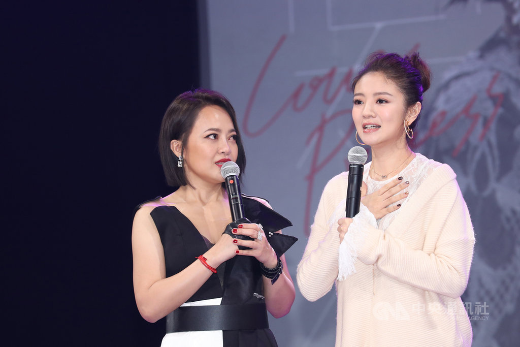 歌手戴愛玲(左)將舉辦個人演唱會「戴愛玲 愛戴2020」,13日舉辦售票記者會,好友安以軒(右)以嘉賓身分出席力挺。(媒體棧國際行銷提供)中央社記者陳秉弘傳真 109年1月13日