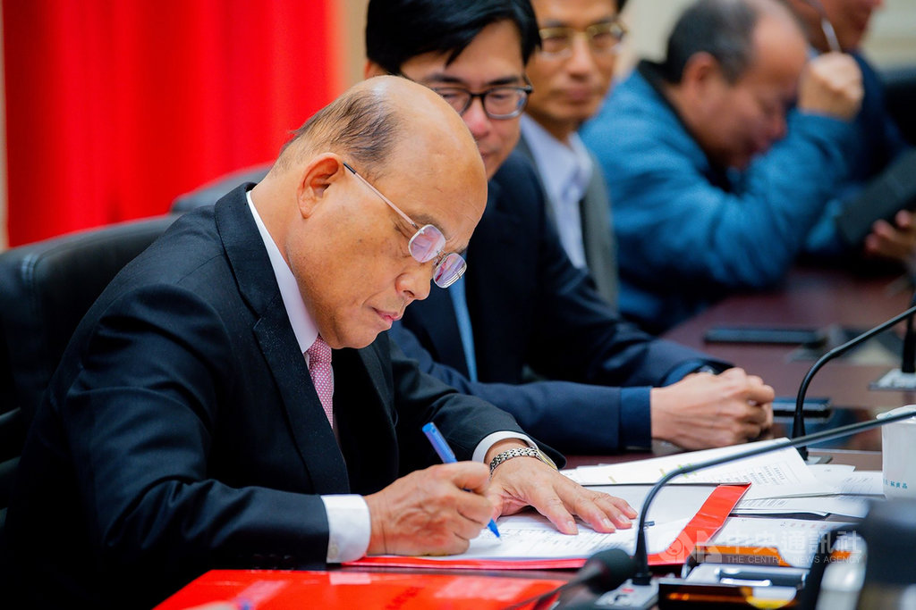 行政院13日下午召開臨時院會,提出內閣總辭,行政院長蘇貞昌簽署總辭案。(行政院提供)中央社記者顧荃傳真 109年1月13日