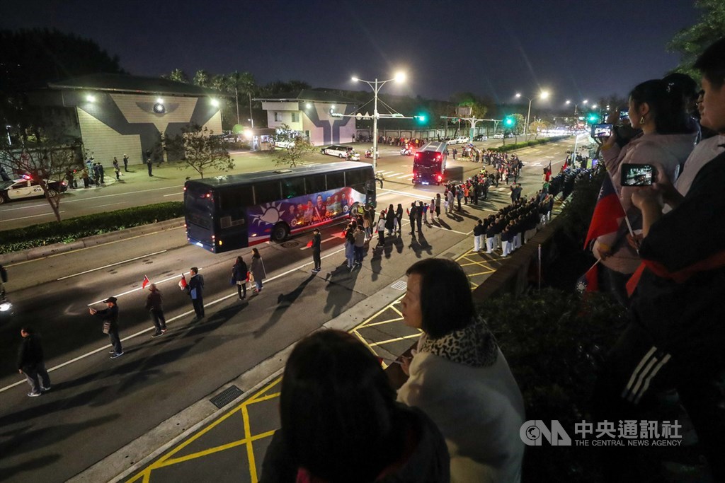 黑鷹直升機事故8名殉職將士移柩車隊13日下午5時許在憲兵前導下從三總出發,前往空軍松指部,不少民眾在松指部外持國旗列隊,向殉職將士致敬。中央社記者裴禛攝 109年1月13日